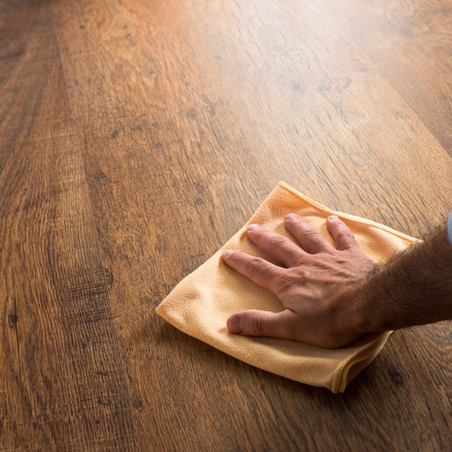 Pourquoi et comment traiter un parquet en bois massif ?